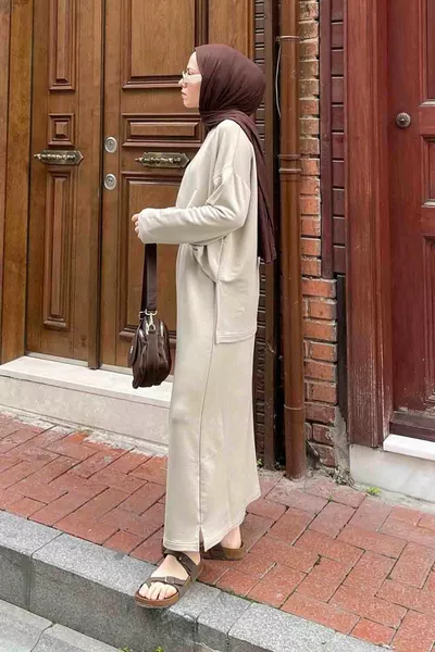 طقم تنورة مع كريستال باللون البيج