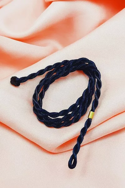 قلادة بحبل أسود