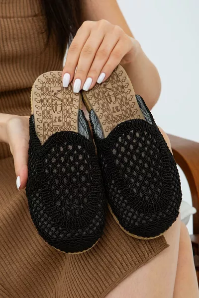 شبشب خارجي وداخلي من القش المحاك باللون الأسود بمقدَّمة مغلقة