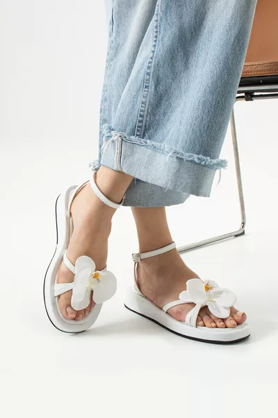 Daisy Damen Sandale mit weißen Blumen-Details