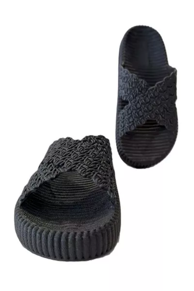 شبشب نسائي مناسب للأرضيات المبللة في حمام المنزل الصيفي