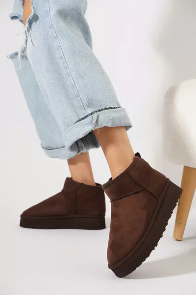 حذاء نسائي بقصة عالية ونعل سميك مبطن بالفرو داخلياً لون بني من الجلد المدبوغ