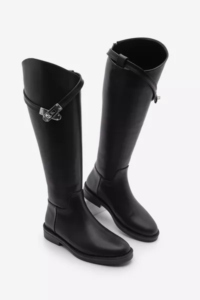 حذاء نسائي يومي بسحاب من الخلف ومشبك فضي، لون أسود Mosna