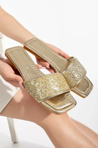 صنادل نسائية سهرة بكعب مسطح بشريط واحد وحجارة، بقاعدة مريحة