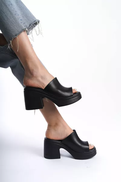 حذاء نسائي بسطح داخلي مريح أرثوبيدي بلون أسود وأحمر بكعب منصة