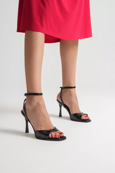 حذاء نسائي أسود لامع يومي مريح بكعب كلاسيكي