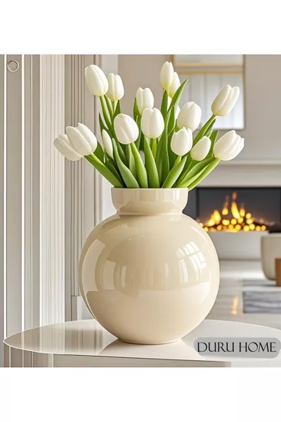 مزهرية عصرية أنيقة باللون الكريم بتصميم مخصص وزخرفي **