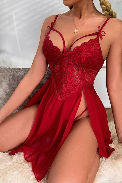 قميص نوم أنيق من الدانتيل بفتحات على الجانبين