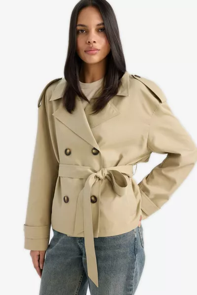 معطف قصير بقصة عادية مع جيوب وحزام AU