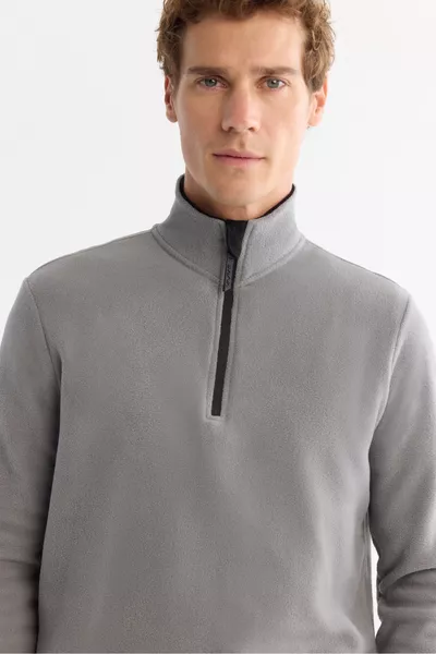 سويت شيرت رجالي بقبعة عالية باللون الرمادي بسحاب ولمسة ناعمة وقصة عادية