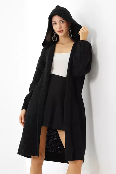 سترة صوفية نسائية سوداء فضفاضة بغطاء للرأس وجيوب طويلة