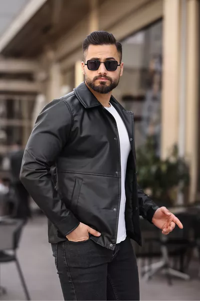 Мужская черная кожаная куртка