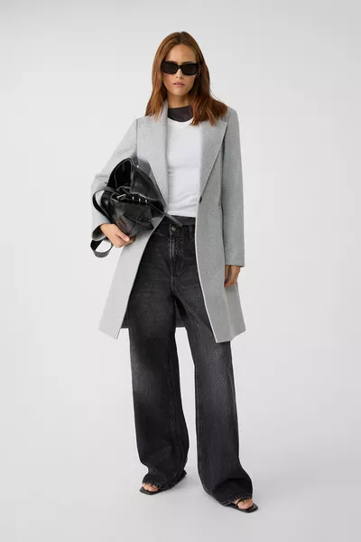 معطف ناعم الملمس بزر واحد