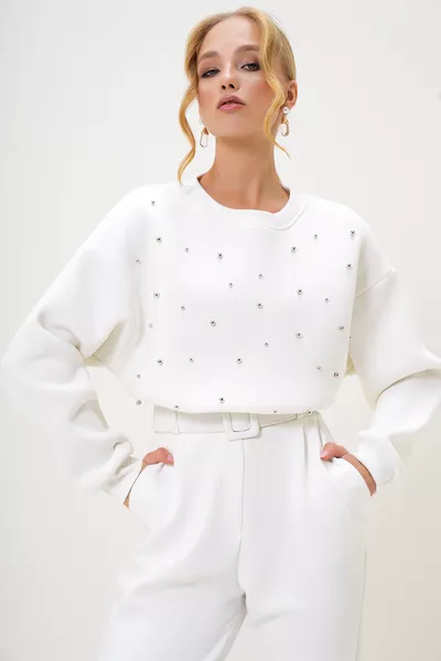 سويت شيرت نسائي بياقة بيضاء مع خرز أمامي وثلاث خيوط مبطنة 