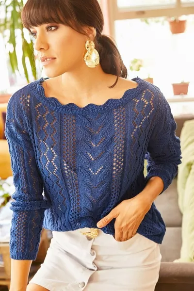 Dames trui met halslijn in boot-stijl, gatenpatroon, kobaltblauw