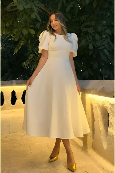 فستان أبيض بالون بأكمام طويلة