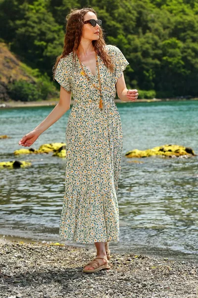 فستان نسائي ماكسي بأزهار النعناع على شكل كروس 