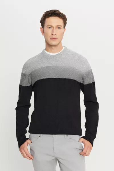 Мужской трикотажный свитер с узором колор-блок серо-черного цвета, сохраняющий тепло, стандартного кроя, с круглым вырезом