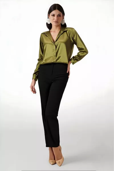 قميص نسائي بلون أخضر زيتوني فاتح، بتصميم انسيابي وساتان سطحه ناعم 