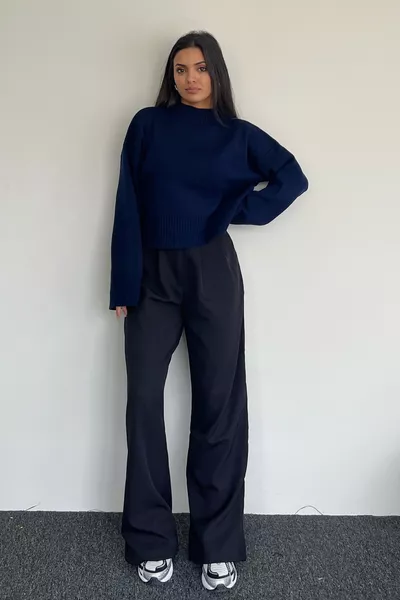 Maglione corto a collo alto con maniche lunghe in blu scuro