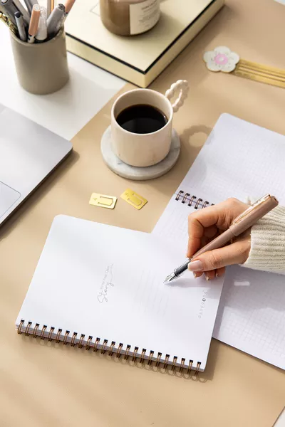 دفتر مدرسي مربع  ورقة مع غلاف كرتوني حلزوني ، مجموعة من 4 دفاتر - جدول دراسي، شريط وردي على شكل قلب