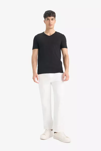 تيشيرت أساسي بقصة ضيقة وتفصيل نحيف وياقة على شكل V وأكمام قصيرة % قطن SP