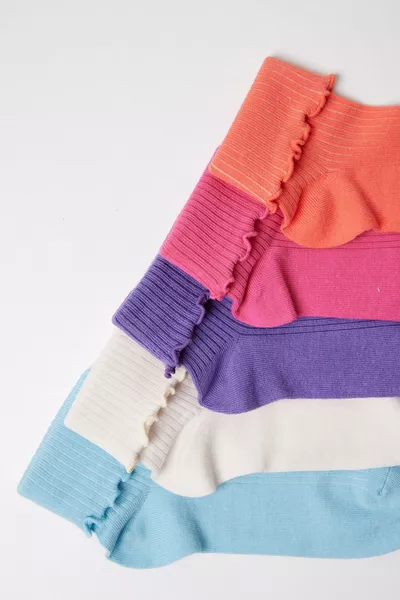 جوارب قصيرة نسائية بخمسة قطع مع تفاصيل على المعصم