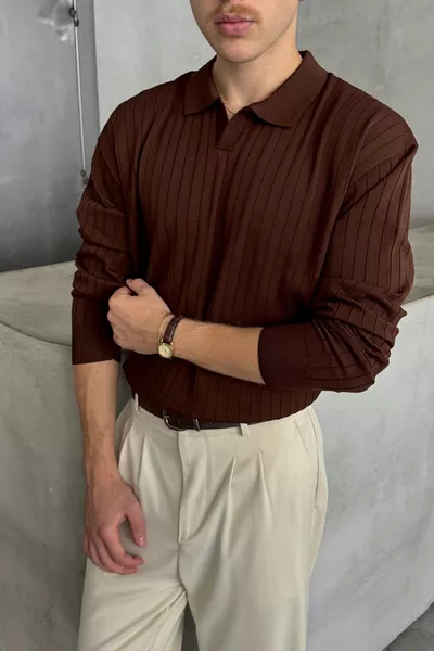 كنزة من صوف رجالية بياقة بولو، مصممة بأكمام واسعة ونمط مخرم