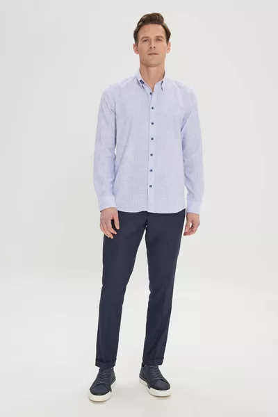 قميص رجالي أزرق، قماش قطني %، قصة نحيفة، ياقة بأزرار مخفية، مظهر كتان، تصميم نسيج فلام