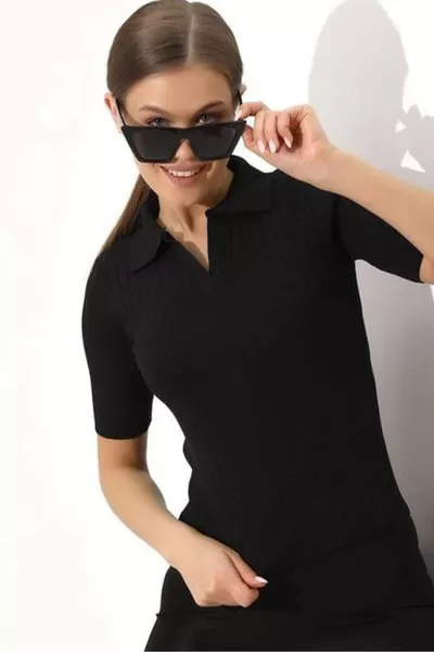 بلوزة صوف نسائية برقبة بولو سوداء 