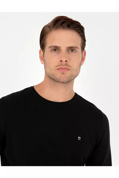 كنزة تريكو أساسية ضيقة باللون الأسود مع ياقة دائرية 