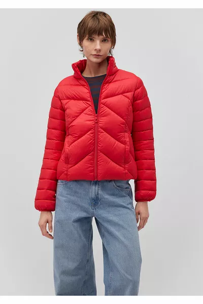 معطف مبطن أحمر برقبة عالية 