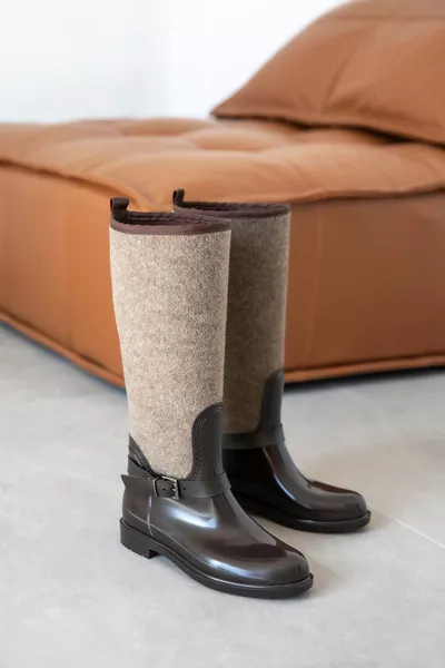 حذاء مطري نسائي من برلين بتفاصيل حزام - بني