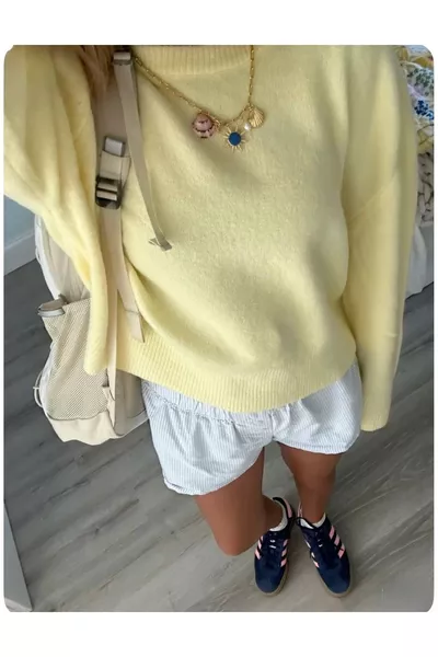 كنزة نسائية صوفية بنسيج ناعم على شكل دراجة بلون أصفر ليموني بكرة واسعة