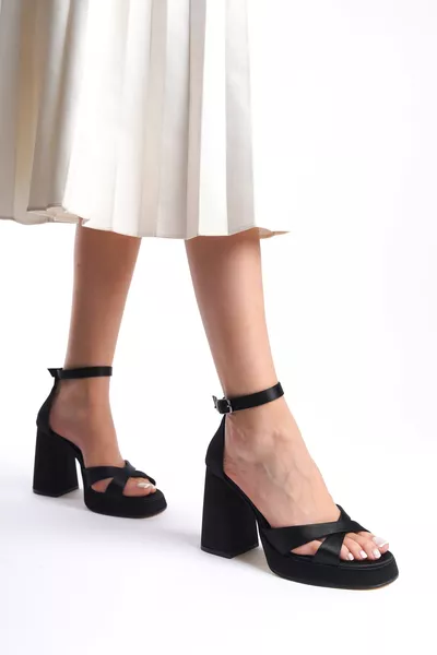 حذاء نسائي بكعب عالٍ على منصة متقاطعة من الساتان الأسود 