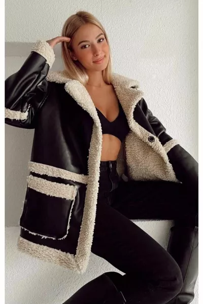 Женская кожаная куртка с черной плюшевой подкладкой и мехом внутри карманов