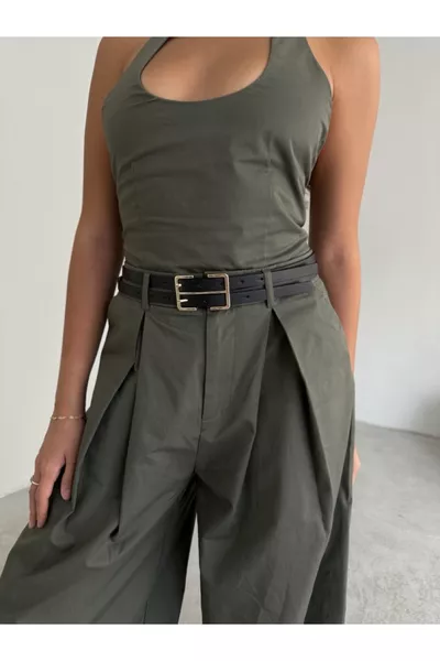 حزام أسود بإبزيم ذهبي مستطيل للنساء