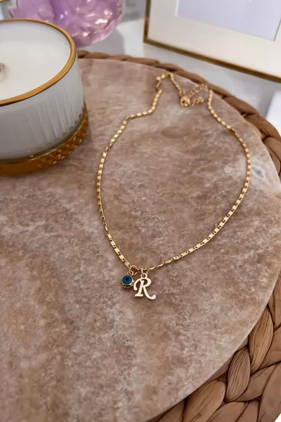 قلادة مخصصة مطلية بالذهب بحرف R وعين الحسد - تصميم أنيق وعصري للاستخدام اليومي