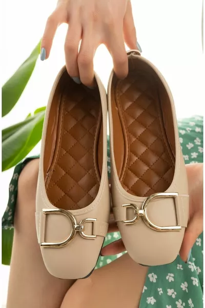 حذاء نسائي بكعب مسطح باللون البيج العاري مع تفاصيل دبوس، ناعم ومريح، يومي