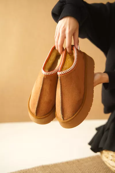 حذاء نسائي مغلق فروي بكعب سميك وطرف دائري من كارول