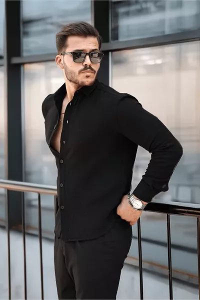 قميص رجالي أسود من قماش الموشلين نصف فضفاض طويل الأكمام وجيب قابل للتنفس