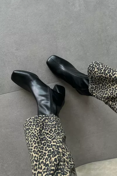 لوكاس حذاء نسائي من الجلد بتصميم مربع أسود