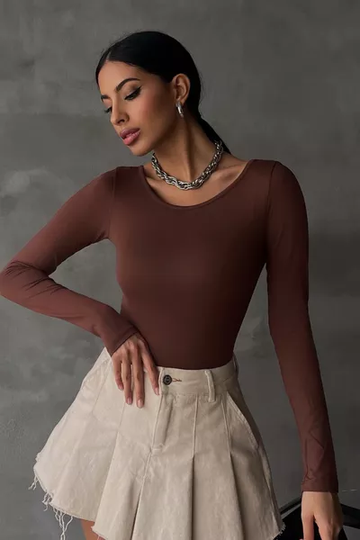 بلوزة نسائية بياقة أميرة وقهوة مرّة