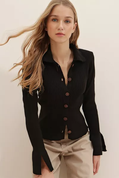 بلوزة نسائية صوفية بأكمام وتشققات أمامية، وياقة بولو سوداء وأزرار أمامية 