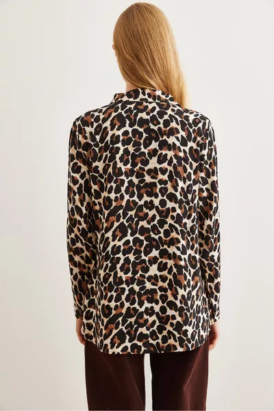 قميص نسائي من الفيسكوز المنسوج بلون العاج بنقشة الفهد 