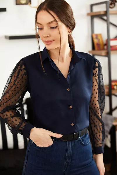 قميص نسائي أزرق غامق بأكمام من التل 