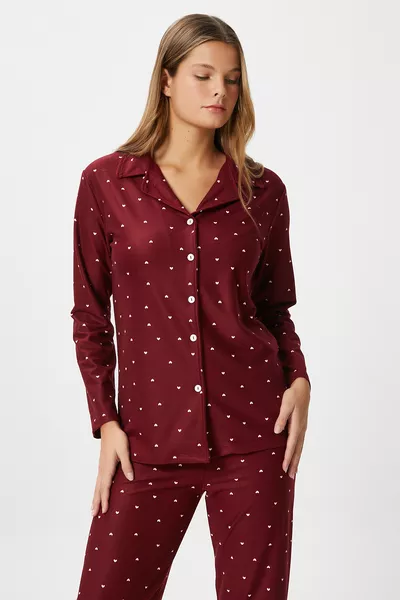طقم بيجامة نسائي نورة بريميوم بورغندي بقلب من قماش الشامواه مع أزرار لعيد الميلاد