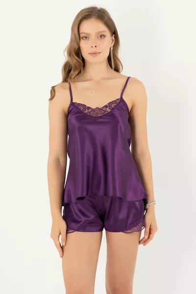 Ensemble short en satin avec bretelles fines et dentelle