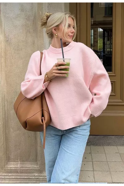 كنزة صوفية واسعة بياقة دائرية وردية