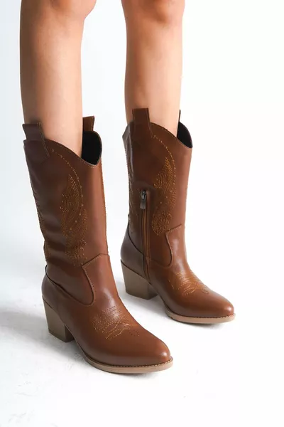 حذاء جلد بني بسحاب مطرز على طريقة رعاة البقر للنساء